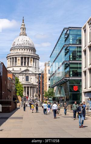 St. Paul's Cathedral und das internationale Hauptquartier der Heilsarmee, gesehen vom Peters Hill, Sermon Lane, City of London, England UK Stockfoto
