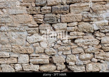 Verwitterte antike Kalksteinmauer-Textur-Hintergrund Stockfoto