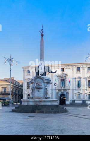Elefantenbrunnen steht auf der Piazza del Duomo vor dem Rathaus von Catania, Sizilien, Italien Stockfoto