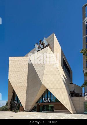 V&A East Museum in Stratford, London, entworfen von O'Donnell + Tuomey, mit kantiger geometrischer Architektur und charakteristischer heller Steinverkleidung. Stockfoto