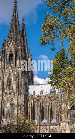 Kölner Dom Vertikale Ansicht der gotischen Türme und historischen Architektur Stockfoto