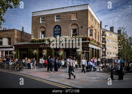 Der Birdcage Pub an der Columbia Road East London. Der Birdcage Pub oder Bird Cage Pub wird seit mindestens 1760 als Gaststätte genutzt. Stockfoto