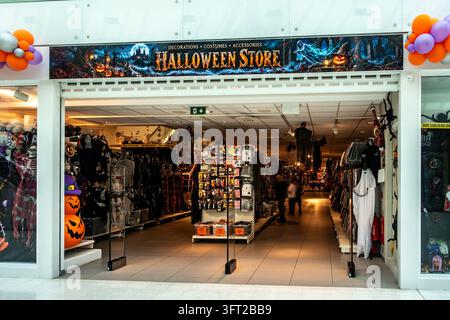Ein Einzelhandels-Eingangsdisplay von Halloween Store zeigt saisonale Kostüme, Requisiten und Dekorationen im Omni Einkaufszentrum in Santry, Dublin, Irland. Stockfoto