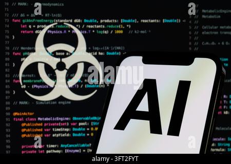 Künstliche Intelligenz-Text auf weißem Smartphone-Bildschirm mit Biohazard-Symbol im Hintergrund Stockfoto