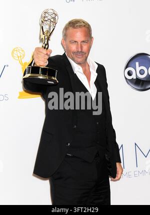 Kevin Costner im Presseraum mit seinem Emmy bei den 64. Primetime Emmy Awards am 23. September 2012 in Los Angeles, CA. Foto von Francis Specker Stockfoto