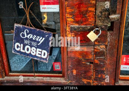 Dubrovnik, Kroatien – 7. September 2026: Ein handgeschriebenes „Geschlossen“-Schild hängt an der verschlossenen Holztür eines Souvenirladens in der Altstadt. Straßendetail fo Stockfoto