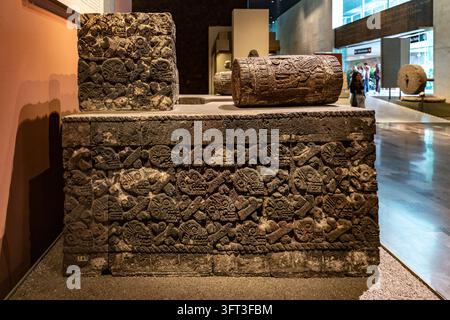 Ein aztekischer Tzompantli-Schädelständer aus Stein mit geschnitzten Schädeln wird in der Mexica-Halle des Nationalmuseums für Anthropologie in Mexiko-Stadt, Mexiko, ausgestellt Stockfoto