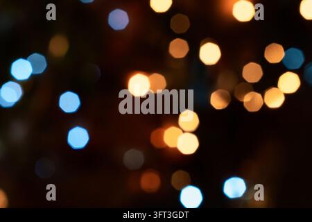 Abstrakter Weihnachtslicht-Bokeh in Blau und Gold Stockfoto