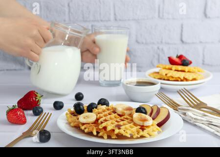 Konzept von leckerem Essen mit Waffeln mit Früchten, Beeren und Karamell Stockfoto