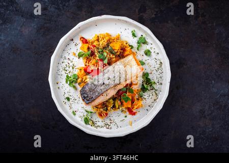 Gebratenes Lachsfilet mit Kürbis- und Süßkartoffel-Rösti-Gratin auf einem Teller serviert Stockfoto