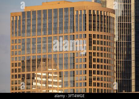 Nahaufnahme einer architektonischen Ansicht eines modernen Bürogebäudes in der Innenstadt von Houston, Texas, mit einer abgerundeten Glasfassade, sich wiederholenden Fenstern und Reflektion Stockfoto