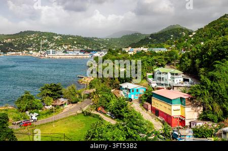 Luftaufnahme des Hafens von Castries mit farbenfrohen Wohnhäusern und üppigen grünen tropischen Hügeln in Saint Lucia. Stockfoto