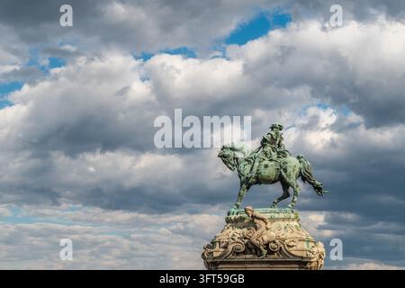 Budapest, Ungarn, 25. Juni 2026: Niedrigwinklige Ansicht der Reiterstatue von Prinz Eugen von Savoy vor einem dramatischen bewölkten Himmel in Budapest. Stockfoto
