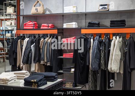 Designer-Kleidung und Accessoires in einem Bekleidungsgeschäft ausgestellt. London, UK, 28. Oktober 2023 Stockfoto