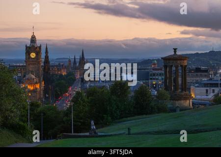 Die Aussicht auf die Skyline von Edinburgh von Calton Hill aus zeigt historische Architektur in der Dämmerung, darunter den ikonischen Uhrturm und das Dugald-Stewart-Denkmal Stockfoto