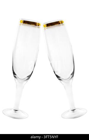 Zwei aneinander klirrende leere vergoldete Champagnergläser isoliert auf weißem Hintergrund Stockfoto