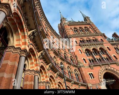 Außenansicht des Midland Grand Hotel in St Pancras, London, das kunstvolle viktorianische Neogotik-Architektur und aufwendige Ziegelsteinverkleidung zeigt. Stockfoto