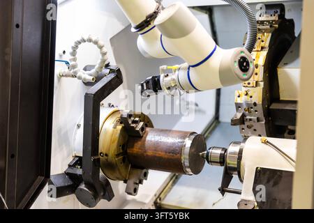 Ein Roboterarm ist ein programmierbarer mechanischer Manipulator mit Gelenken und Verbindungen, der die Bewegung und Funktion eines menschlichen Arms nachahmt. Stockfoto