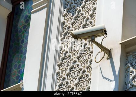 Sicherheitskamera an der Moscheenfassade Stockfoto