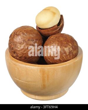 Macadamianüsse in einer Holzschale isoliert auf weißem Hintergrund Stockfoto