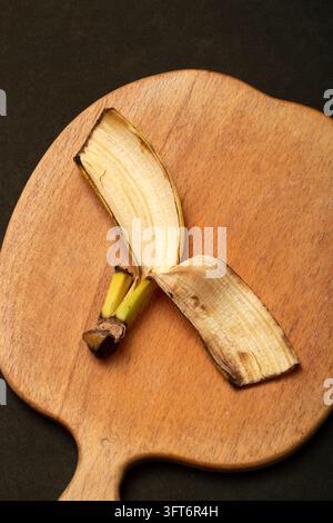 Bananaschale auf einem Holzbrett, Ansicht von oben Stockfoto