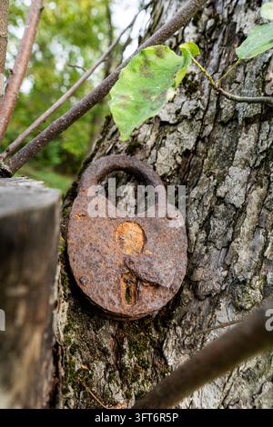 Altes rostiges Vorhängeschloss. Rost auf Metall Stockfoto