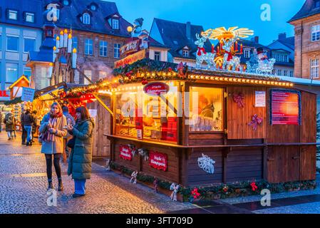 Bamberg, Deutschland - 28. November 2025. Beleuchteter Pilzimbiss am Bamberger Weihnachtsmarkt in der Dämmerung, Bayern. Stockfoto