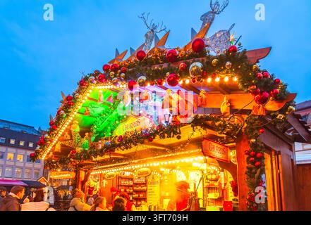 Bamberg, Deutschland – 28. November 2025. Kunden warten an einem aufwendig geschmückten Churro-Stand während eines Winterabends. Stockfoto