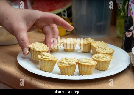 Tartlets mit herzhafter Pastete serviert auf weißem Teller Stockfoto