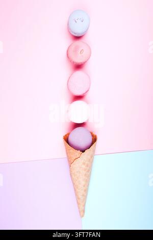 Stapel von Makronen in einer Waffeltüte, Pastellfarben Stockfoto