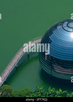 Geometrisches architektonisches Detail mit einem gewölbten Gehweg und einer abgerundeten Struktur in Singapur. Stockfoto