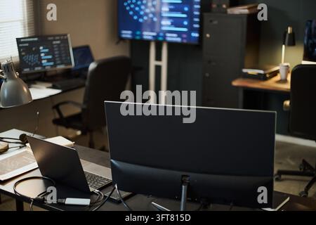 Leeres Cybersicherheitsbüro mit mehreren Monitoren, die Daten anzeigen Stockfoto