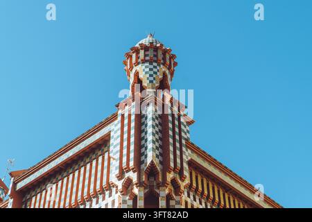 Atemberaubende Details der Casa Vicens, einem farbenfrohen architektonischen Meisterwerk in Barcelona vor einem klaren blauen Himmel. Stockfoto