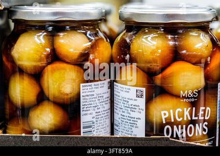 London, UK, 14. Oktober 2026, Nahaufnahme von Gläsern mit eingelegten Zwiebeln von Marks And Spencer, die das Produktetikett und die Nährwertangaben zeigen Stockfoto
