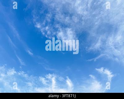 Tiefer blauer tropischer Himmel mit zarten, fädigen Zirruswolken – Himmelersatzhintergrund Stockfoto
