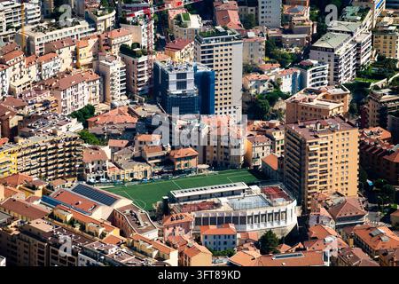 Luftaufnahme des Stade des Moneghetti, umgeben von dichter urbaner Architektur und Wohngebäuden in Monaco. Stockfoto