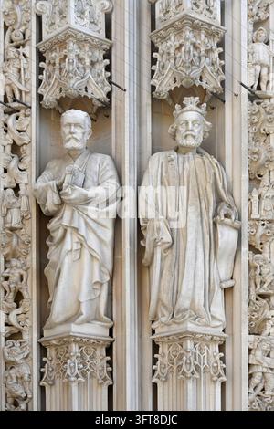Gotische Schnitzerei, Steinskulptur oder Statuen des Propheten Jeremia und König David, Westtür, Eingang oder Montfalcon-Portal, Kathedrale von Lausanne, Schweiz Stockfoto