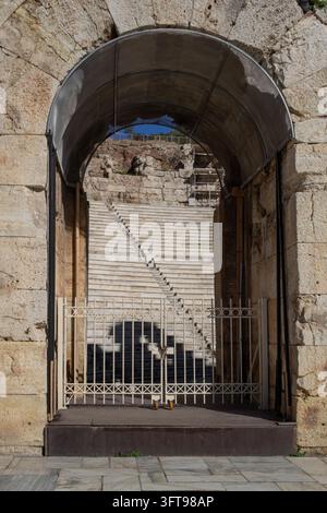 Blick auf die Theatereinrichtung durch einen Bogen am Odeon des Herodes Atticus Stockfoto