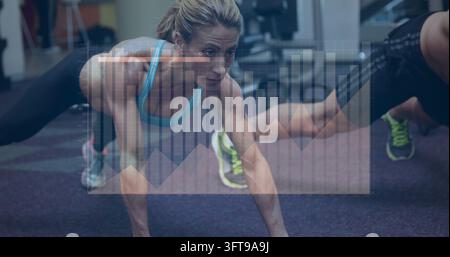 Mitte-alte Frau hält ein Planksbrett im Fitnessstudio, trägt einen türkisfarbenen BH, schwarze Leggings mit überlagertem Diagramm. Fitness, Training, Workout, Core, Mountainclimber, pa Stockfoto
