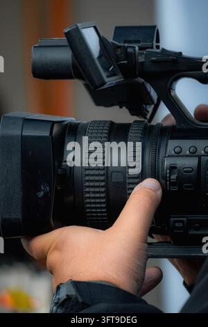 Professioneller Videograf bedient eine Videokamera während des Drehs Stockfoto