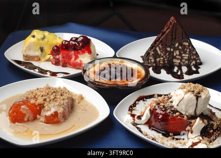 Sortiment an traditionellen türkischen und internationalen Desserts, serviert auf Tellern Stockfoto