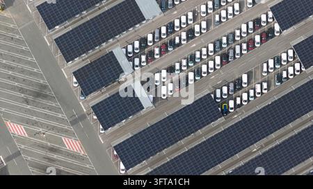Feignies, Frankreich - 07. Juli 2026: Luftaufnahme des Renault MCA Maubeuge mit Reihen von geparkten Autos, die unter umfangreichen Solarpaneel-Arrays geschützt sind. Stockfoto
