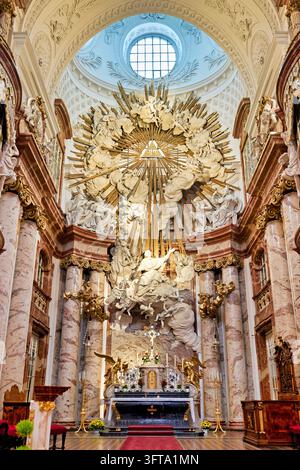 Barocker Stuck-Apostroph von Heiligem Karl Borromäus mit vergoldeten Strahlen und Engeln, eingerahmt von Marmorsäulen, Wien, Österreich Stockfoto