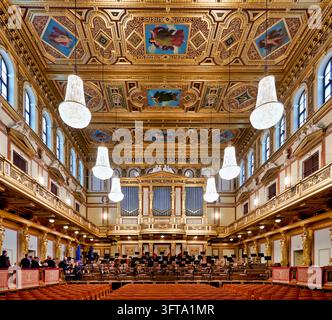 Vergoldete Kassettendecke, Kristalllüster und Pfeifenorgel über Orchesterstühlen im Grosser Musikvereinssaal, Österreich. Stockfoto