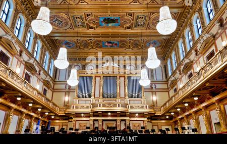 Vergoldete Karyatiden, Deckenmalereien und eine Orgel schmücken den Hauptsaal der Wiener Musikverein-Konzerthalle in Wien, Österreich Stockfoto