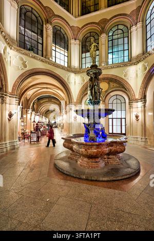 Beleuchteter Donaunixenbrunnen im Innenhof der Freyung Passage Einkaufspassage, Palais Ferstel, Innere Stadt, Österreich Stockfoto