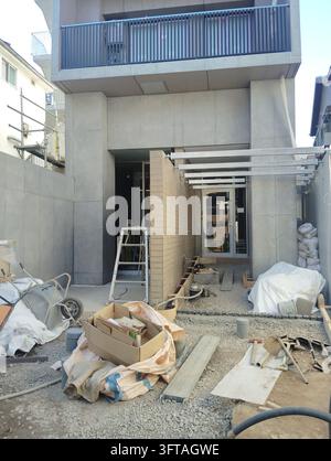 Bau Baustelle mit Gerüsten, gestapelten Baumaterialien in Tokio, Japan. Stockfoto