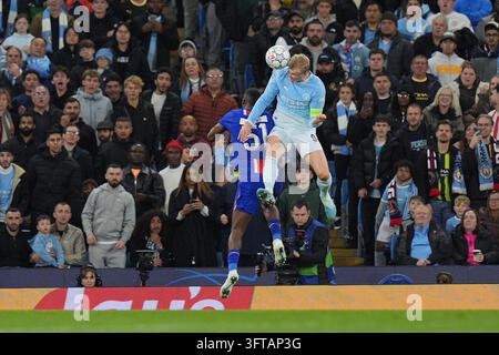 Manchester, UK. 14. Okt., 2026. Erling Haaland von Manchester City gewinnt einen Kopfball während des Spiels Manchester City gegen Paris Saint-Germain, UEFA Champions League, Spieltag 2 im Etihad-Stadion, Manchester, England am 14. Oktober 2026 Credit: Steve Flynn/Every Second Media Credit: Every Second Media/Alamy Live News Stockfoto