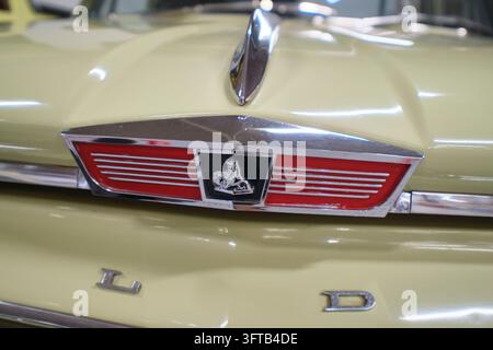 Vorderes Kühlergrill-Emblem eines 1963er, cremegelben EJ Ute, eines der ersten hergestellten Pickups. Im Trafalgar Holden Auto-, Automuseumb in Australien. Stockfoto