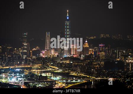 Luftbild der Skyline von Taipeh bei Nacht mit Taipei 101 und beleuchteten Wolkenkratzern in Taiwan Stockfoto
